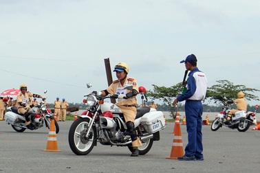 Cảnh sát giao thông nâng cao kỹ năng lái xe phân khối lớn