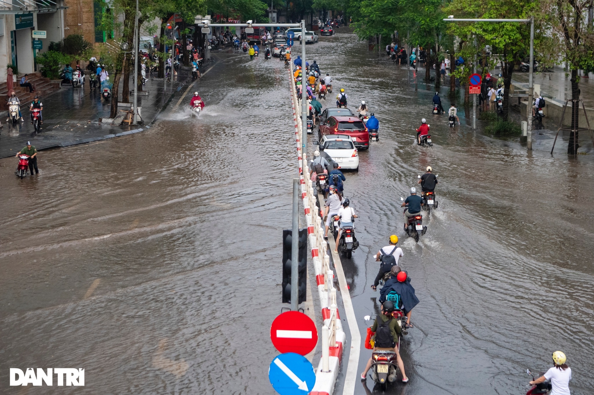 View - Hà Nội: Mưa ngập khắp nơi, ùn tắc nhiều đường, phố | Báo Dân trí