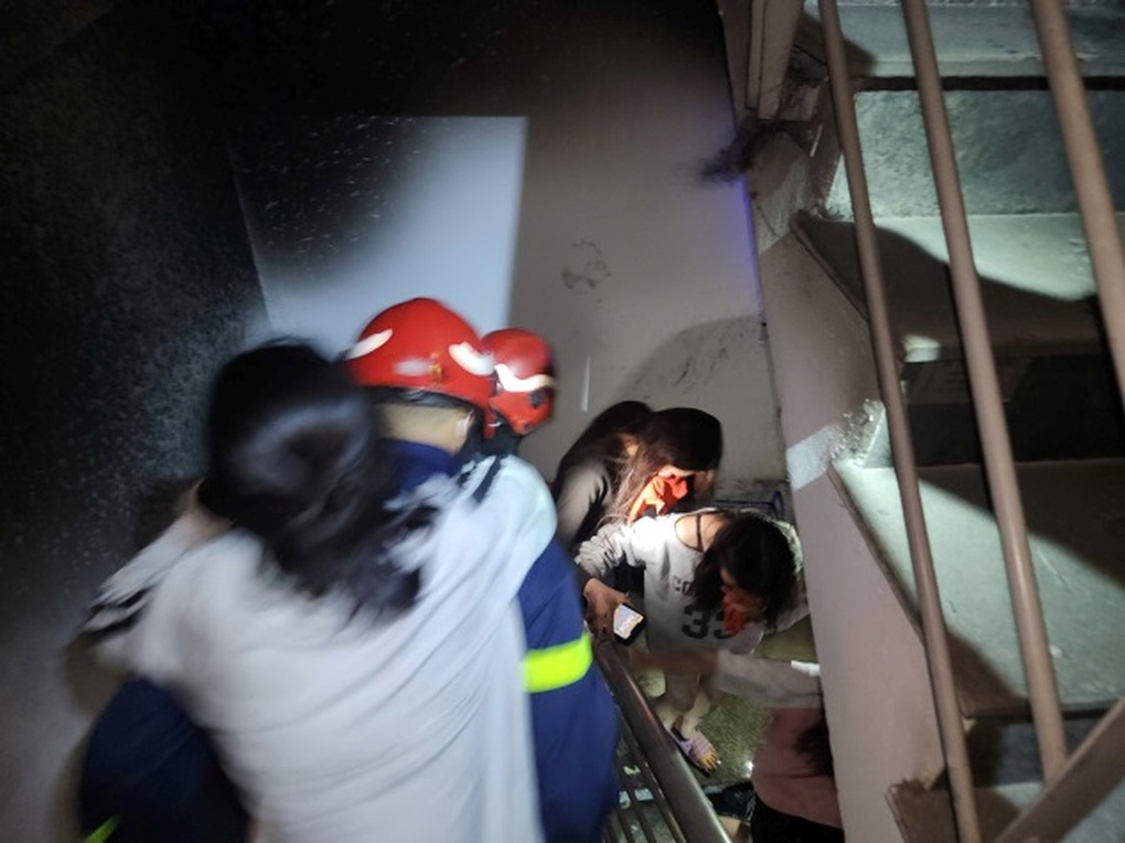 Cháy nhà trọ 6 tầng ở Cầu Giấy, cảnh sát giải cứu được 7 người - 1 Cháy nhà trọ 6 tầng ở Cầu Giấy, cảnh sát giải cứu được 7 người - 1