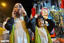 Đường phố Hà Nội chật kín người vui chơi, hóa trang kinh dị dịp Halloween