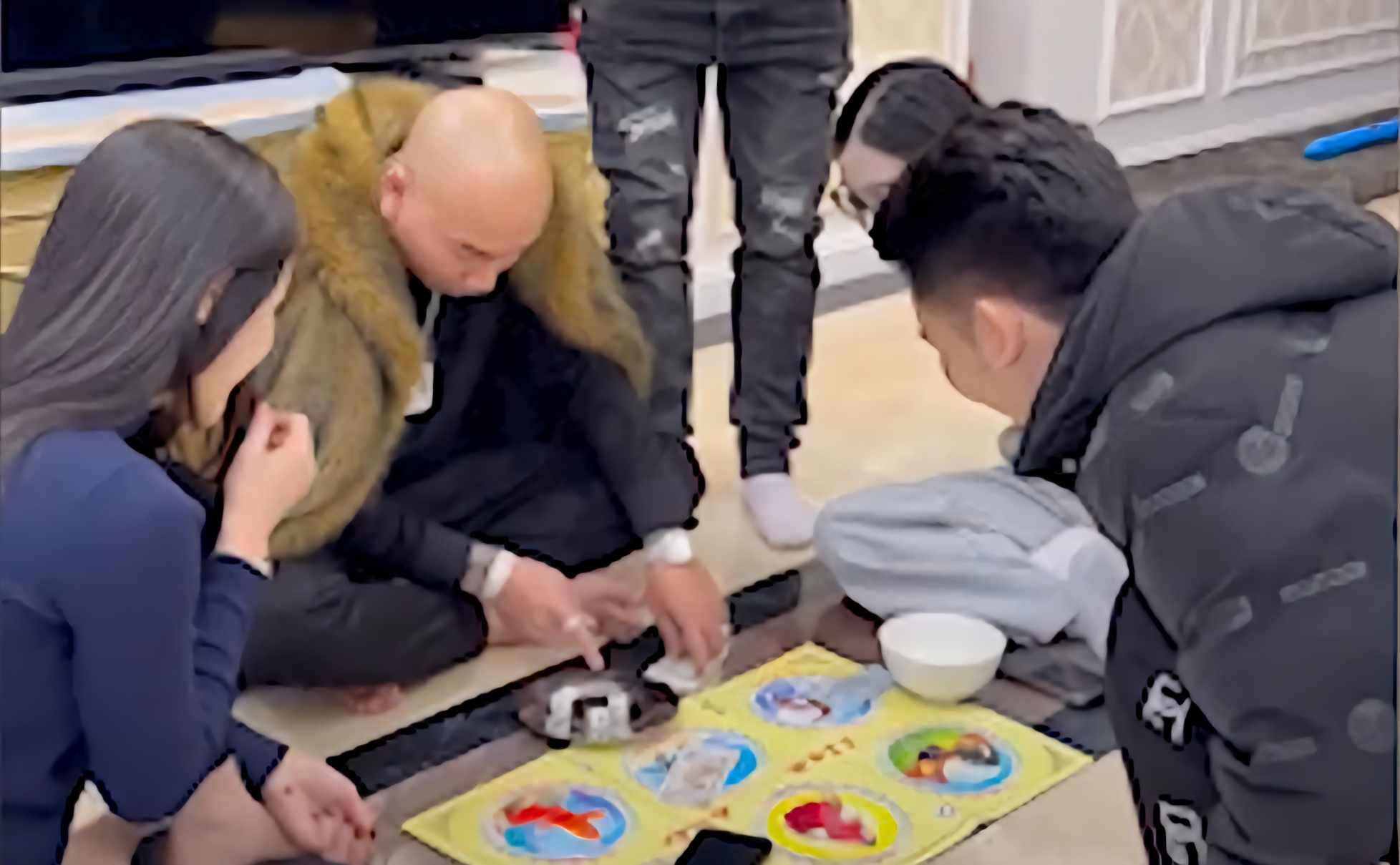 Polis Hanoi mengesahkan klip samseng internet perjudian Phu Le - 1 Công an Hà Nội xác minh clip giang hồ mạng Phú Lê đánh bạc - 1