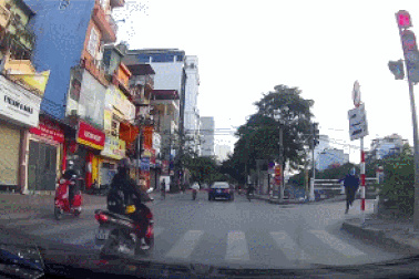 Hai video khiến dân mạng ngán ngẩm về ý thức giao thông của nhiều người