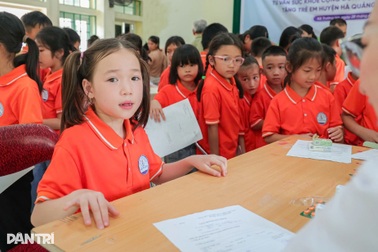 Hàng trăm trẻ em vùng biên được khám sàng lọc viêm gan B