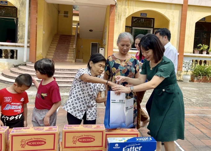 Tặng quà các đội tượng đang được nuôi dưỡng tại cơ sở Bảo trợ xã hội tổng hợp tỉnh Bắc Giang