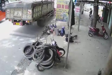 Bị xe tải đâm khi chờ đèn đỏ, hai người thoát chết hy hữu