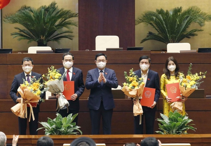 Chủ tịch Quốc hội Vương Đình Huệ trao nghị quyết cho Tổ chức nghị sĩ hữu nghị Việt Nam.