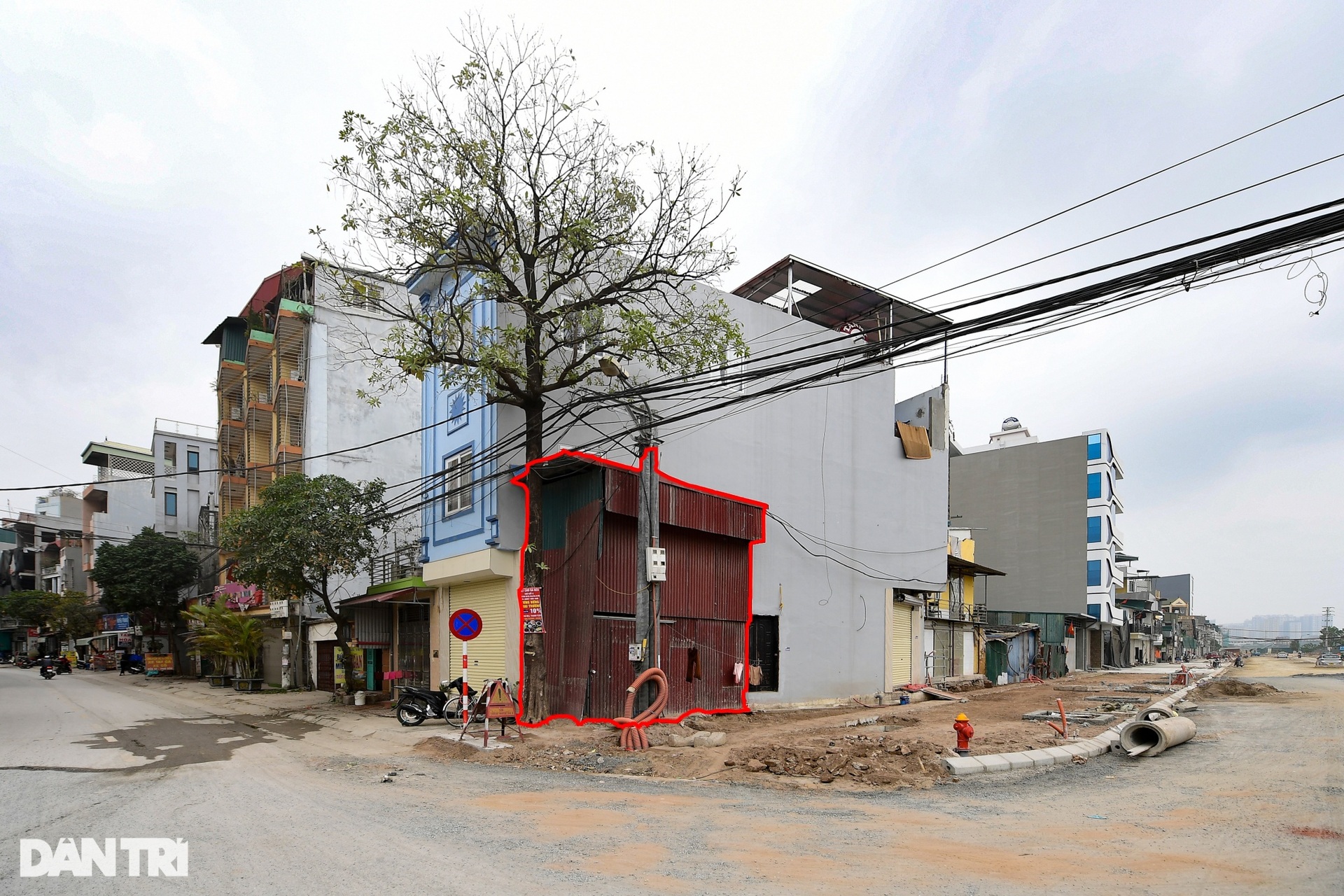 Những căn nhà méo mó, siêu mỏng mọc trên tuyến đường mới ở Hà Nội - 11 Những căn nhà méo mó, siêu mỏng mọc trên tuyến đường mới ở Hà Nội - 11