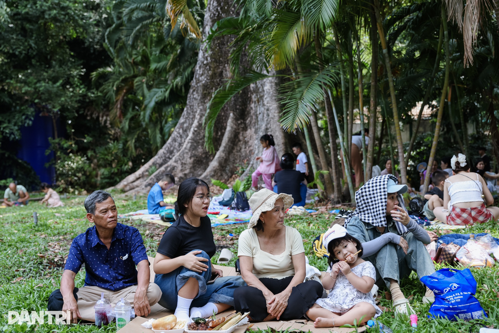 Thảo Cầm Viên Sài Gòn đông nghịt người dịp Giỗ Tổ Hùng Vương - 10 Thảo Cầm Viên Sài Gòn đông nghịt người dịp Giỗ Tổ Hùng Vương - 10