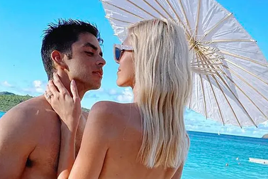 Devon Windsor tình tứ bên chồng mới cưới