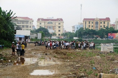 Phát hiện xác chết đã phân hủy trên sông Châu Giang   