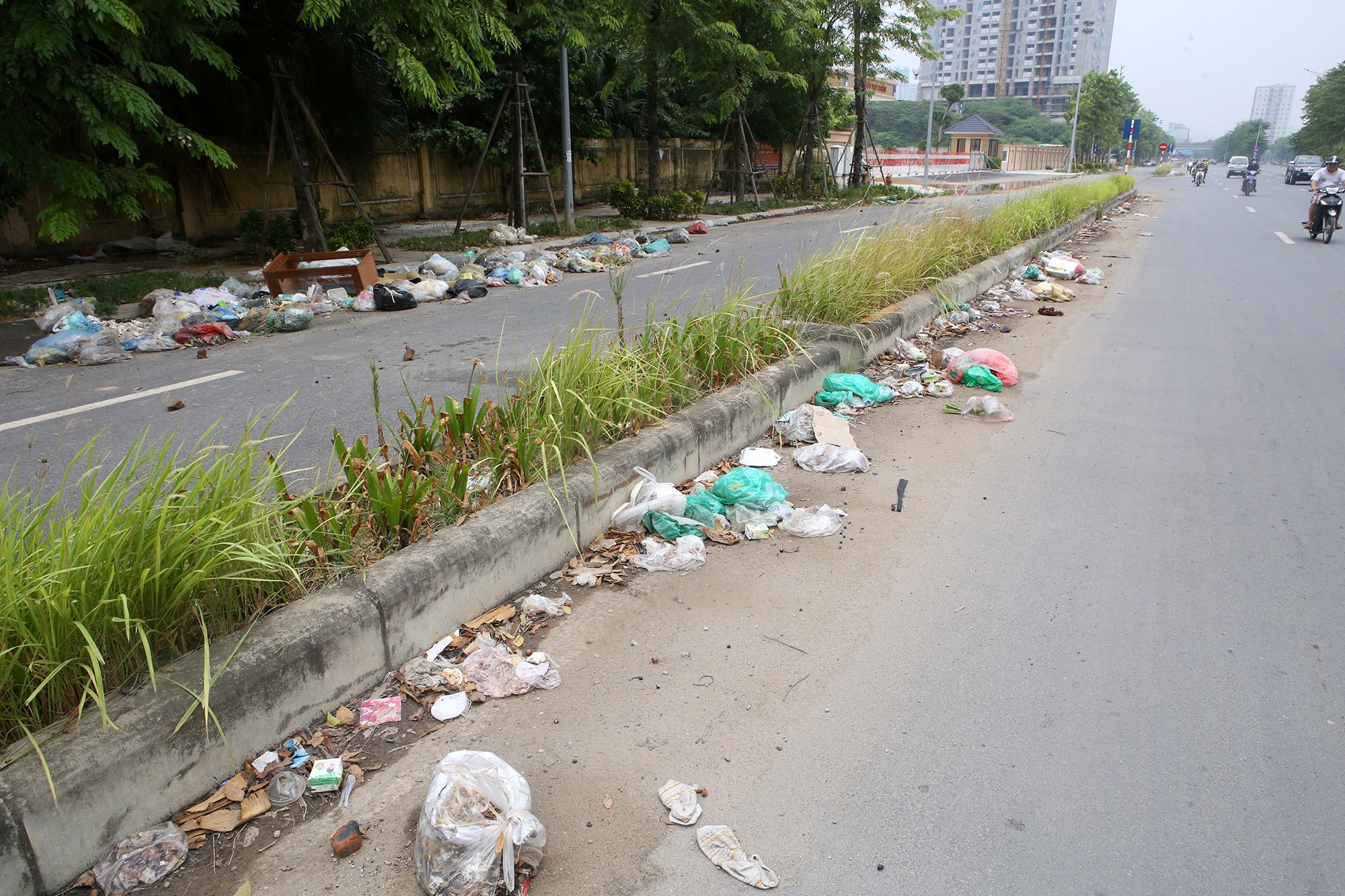 Rác ngổn ngang dọc tuyến đường nghìn tỷ giữa trung tâm Hà Nội - 2 Rác ngổn ngang dọc tuyến đường nghìn tỷ giữa trung tâm Hà Nội - 2