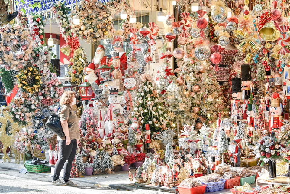 Giáng sinh đến sớm trên phố Hàng Mã | Báo Dân trí