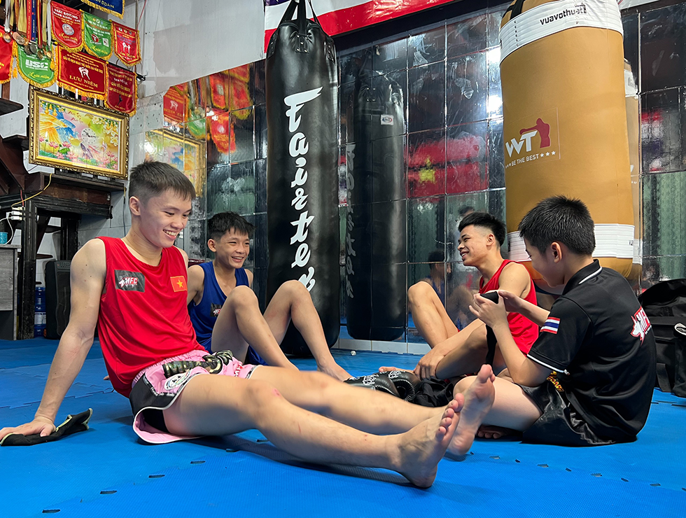 Chàng trai hy sinh tuổi xuân để làm cha, làm thầy 13 đứa trẻ - 16 Chàng trai hy sinh tuổi xuân để làm cha, làm thầy 13 đứa trẻ - 16