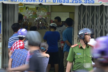 Thanh niên bị bắn gục khi đang ngồi nhậu trong nhà