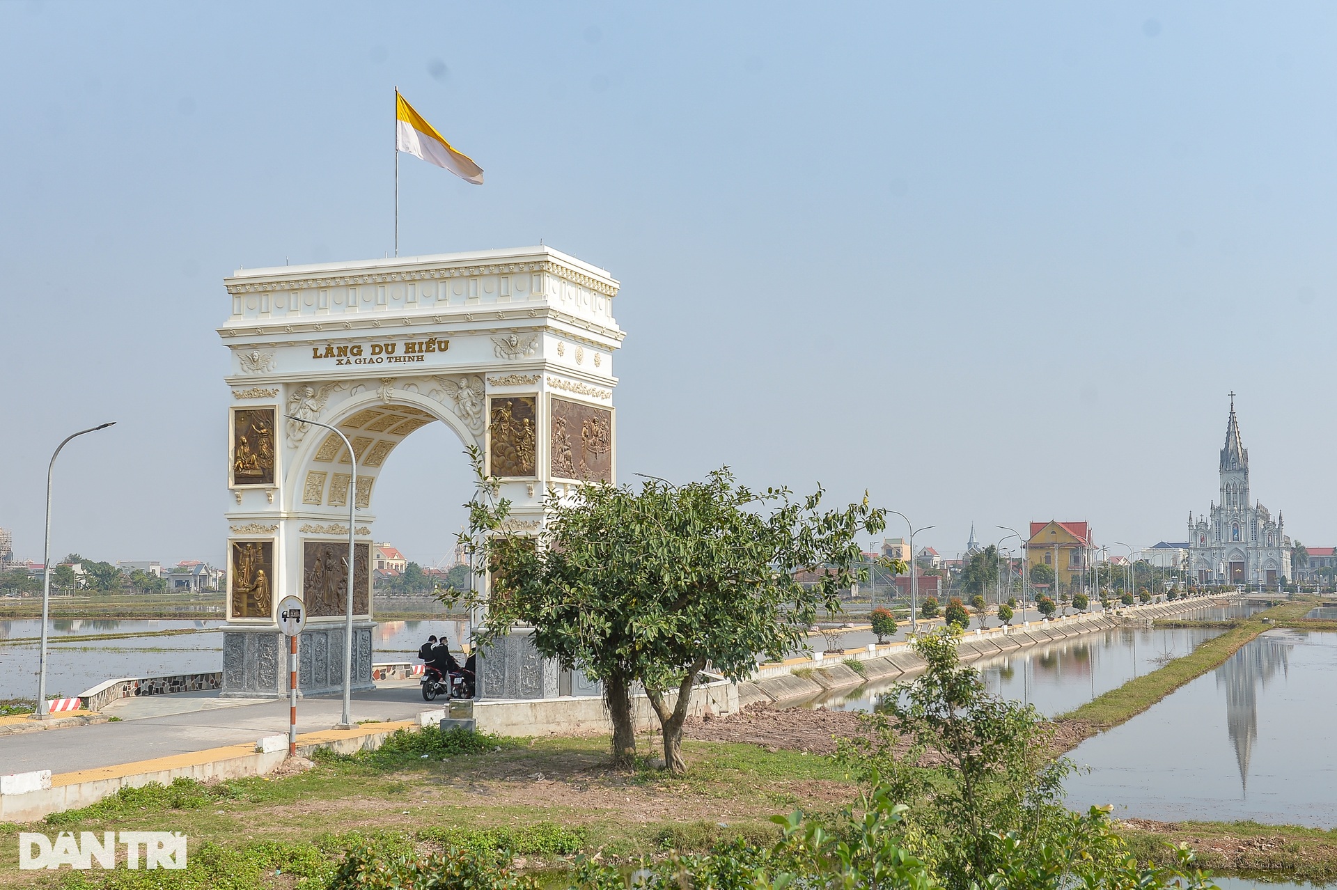 Cổng làng khủng giống phong cách châu Âu ở Nam Định - 1 Cổng làng khủng giống phong cách châu Âu ở Nam Định - 1