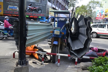 Xe chở tôn cứa 2 người bị thương trên phố Sài Gòn