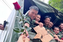 Phía sau bức ảnh tặng hoa chia tay bộ đội gây sốt ở Yên Bái