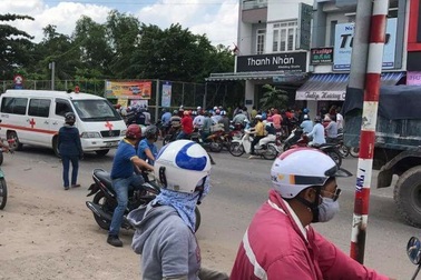 Nam thanh niên xông vào tiệm áo cưới chém người