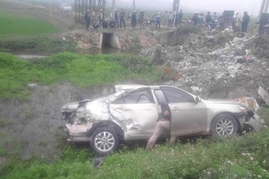 Ô tô biển Lào bị tàu húc bay xuống ruộng, 4 người thoát chết