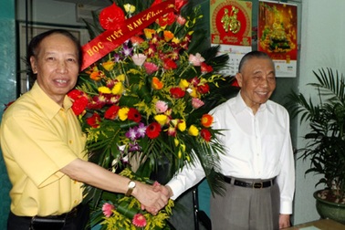 Chủ tịch Hội Khuyến học Nguyễn Mạnh Cầm chúc mừng báo Dân trí nhân Ngày báo chí