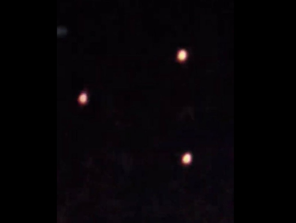 Bí ẩn UFO ánh sáng đỏ xuất hiện trên bầu trời 4 bang nước Mỹ - 1 Bí ẩn UFO ánh sáng đỏ xuất hiện trên bầu trời 4 bang nước Mỹ - 1