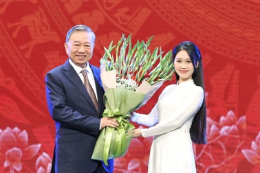 Nữ sinh 3 lần giành giải nhất, được tặng hoa Tổng Bí thư Tô Lâm