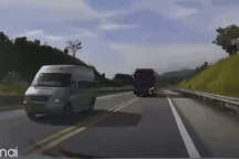 Phạt lái xe khách lấn sang làn ngược chiều, suýt gây tai nạn trên cao tốc