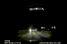 Thót tim cảnh cháu bé chạy giữa quốc lộ trong đêm tối