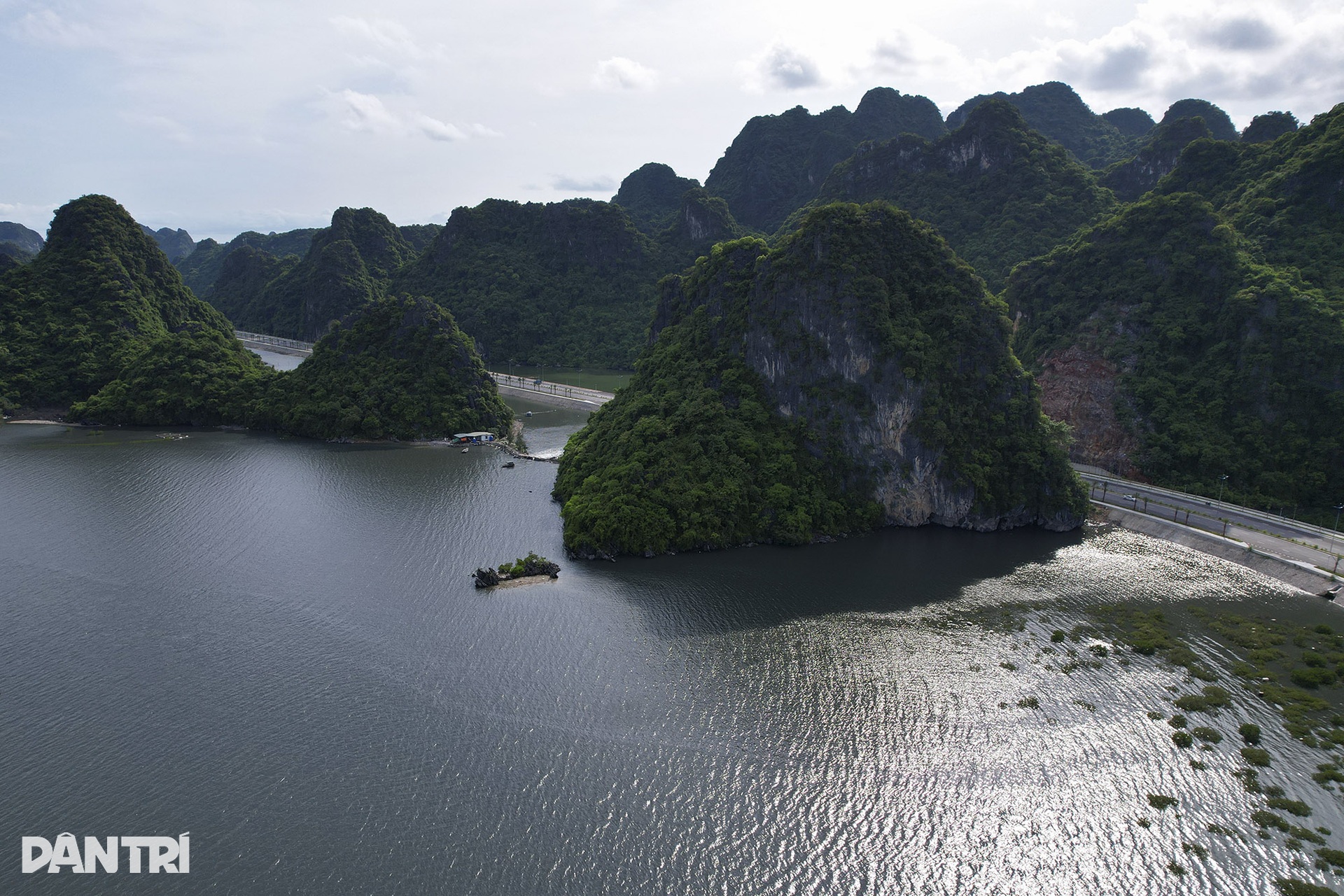 Ngắm đường bao biển đi xuyên qua kỳ quan thế giới vịnh Hạ Long - 6 Ngắm đường bao biển đi xuyên qua kỳ quan thế giới vịnh Hạ Long - 6