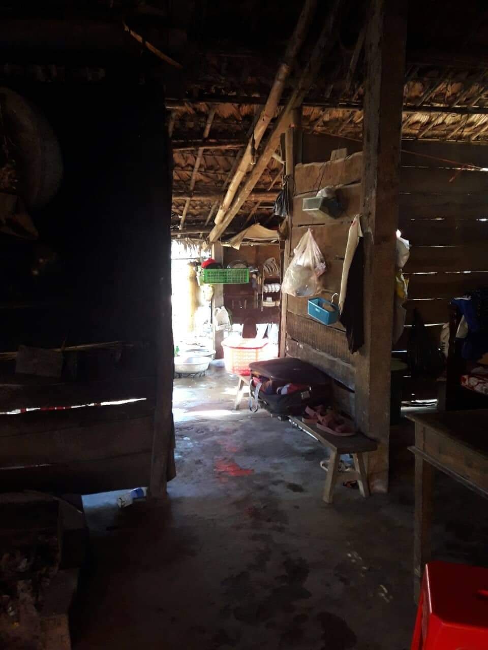 Nhà vách gỗ xiêu vẹo, nữ sinh nghèo giành giải Nhất quốc gia môn Địa lý - 2 Nhà vách gỗ xiêu vẹo, nữ sinh nghèo giành giải Nhất quốc gia môn Địa lý - 2