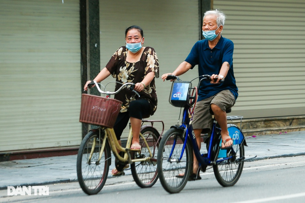 Mải chạy bộ thể dục ở Hồ Gươm, người đàn ông bị xử phạt 2 triệu đồng - 3 Mải chạy bộ thể dục ở Hồ Gươm, người đàn ông bị xử phạt 2 triệu đồng - 3