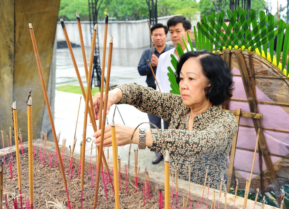 Trưởng Ban Dân vận Trung ương: Nhanh chóng ổn định đời sống bà con vùng lũ - 4 Trưởng Ban Dân vận Trung ương: Nhanh chóng ổn định đời sống bà con vùng lũ - 4
