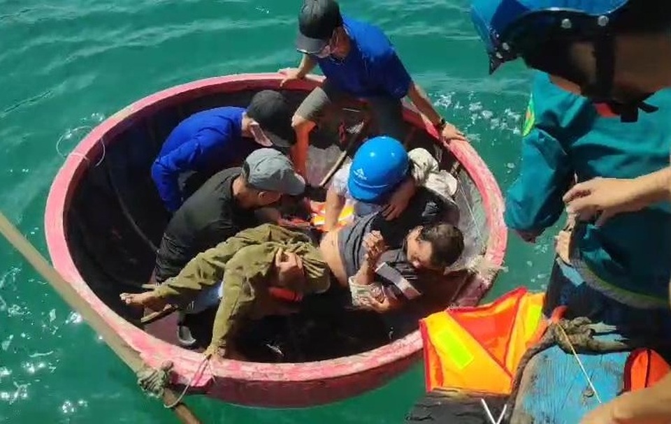 Quảng Ngãi: Cứu sống ngư dân trôi dạt suốt đêm trên biển - 1 Quảng Ngãi: Cứu sống ngư dân trôi dạt suốt đêm trên biển - 1