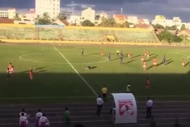 Cầu thủ Bà Rịa Vũng Tàu đuổi đánh trọng tài