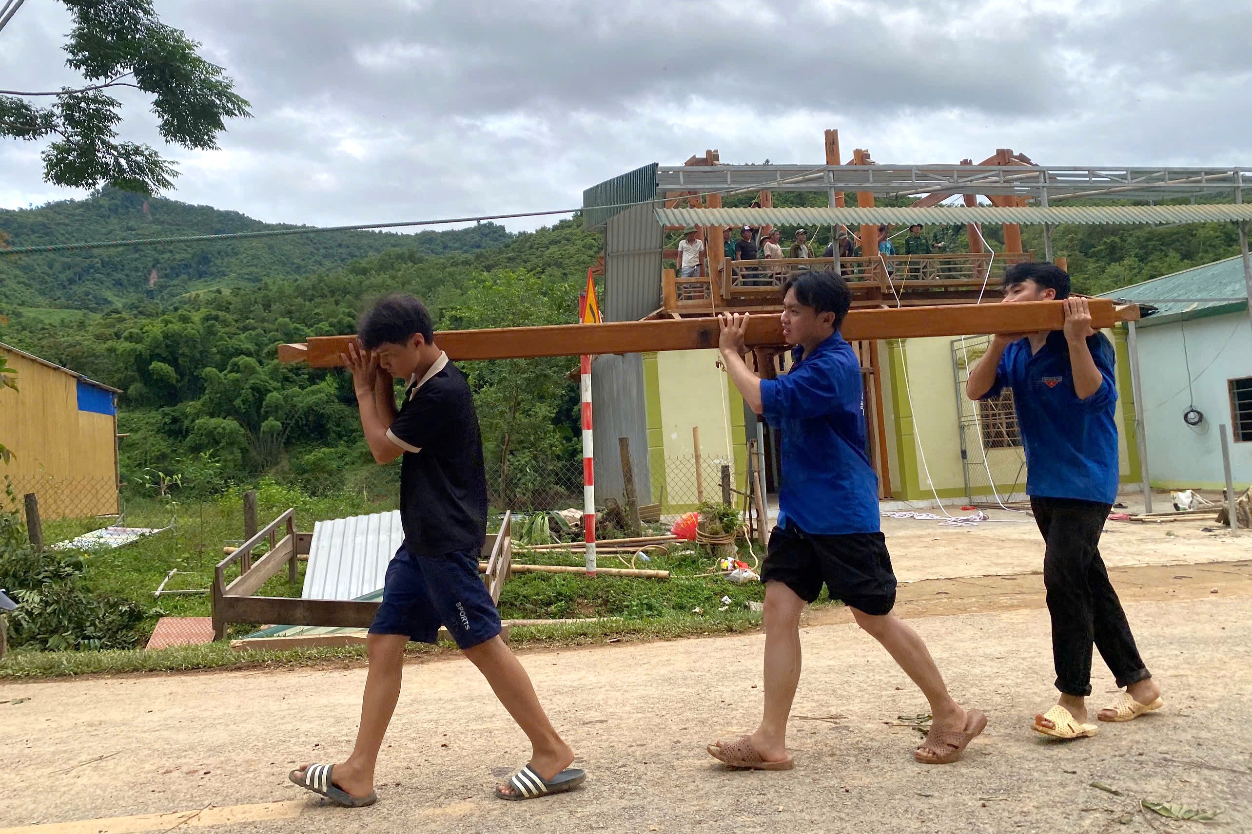 Ký ức khó quên của 24 bạn trẻ bị mắc kẹt ở vùng tâm lũ sau chiến dịch hè - 4 Ký ức khó quên của 24 bạn trẻ bị mắc kẹt ở vùng tâm lũ sau chiến dịch hè - 4