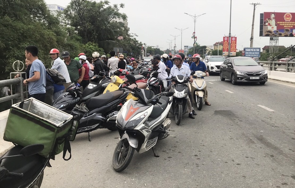 Cứu bạn gái nhảy cầu, nam thanh niên mất tích - 3 Cứu bạn gái nhảy cầu, nam thanh niên mất tích - 3