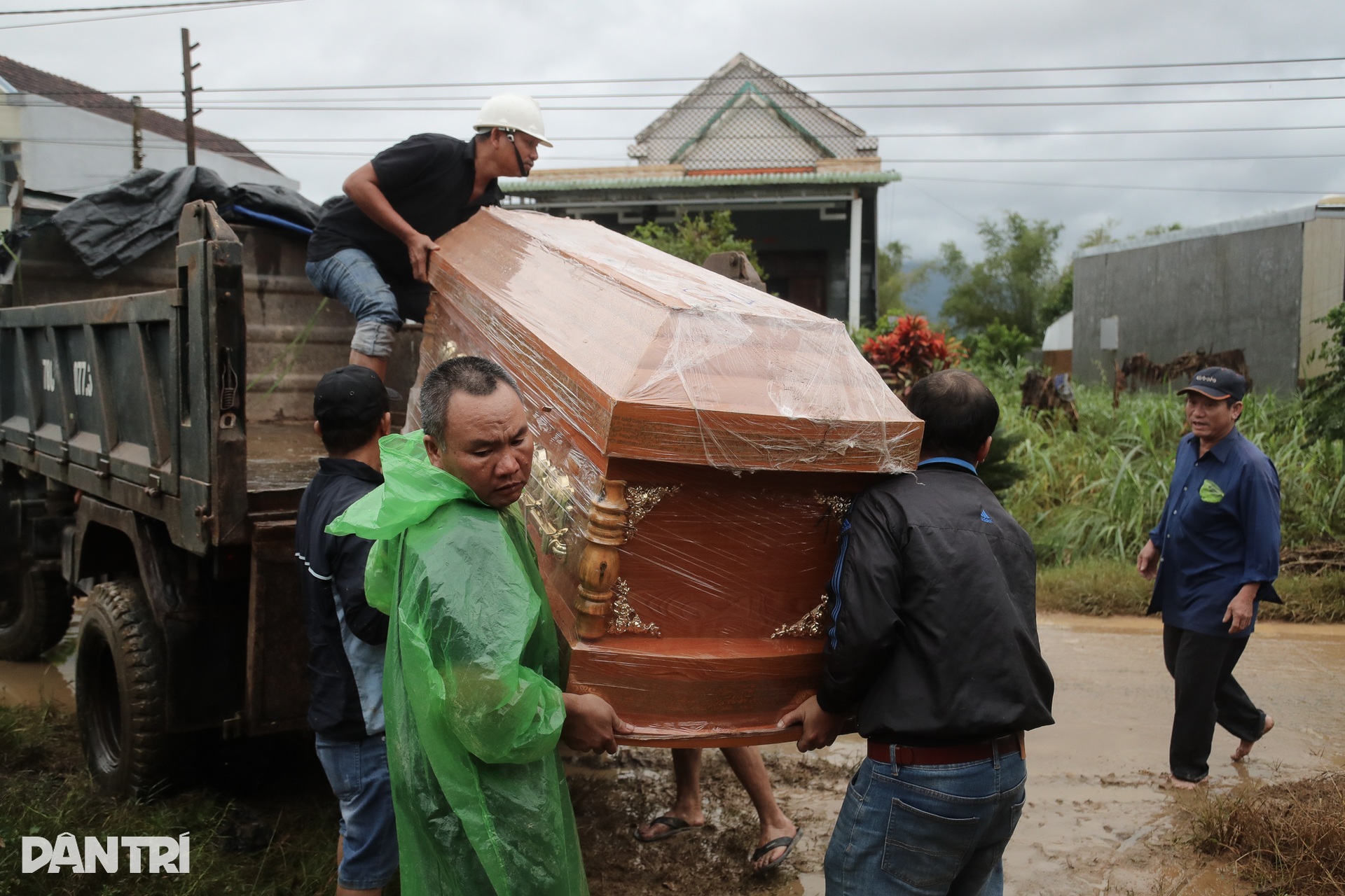 Những đám tang lạnh lẽo giữa vùng lũ chưa kịp rút ở Phú Yên - 7