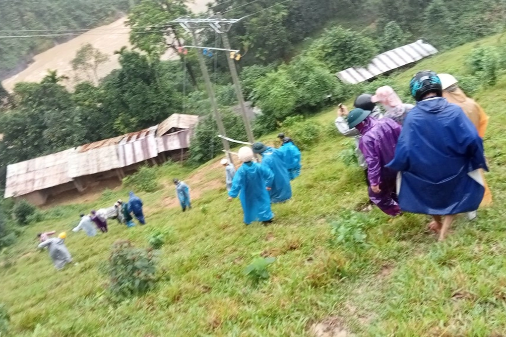 Mưa lớn, 20 người thay phiên khiêng bệnh nhân gãy xương đi gần 30km cấp cứu - 1 Mưa lớn, 20 người thay phiên khiêng bệnh nhân gãy xương đi gần 30km cấp cứu - 1