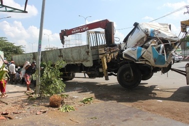 Xe tải “không người lái” lao thẳng vào nhà dân