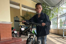 "Phượt thủ" nhí trốn nhà đạp xe gần 200 km đi thăm bạn gái
