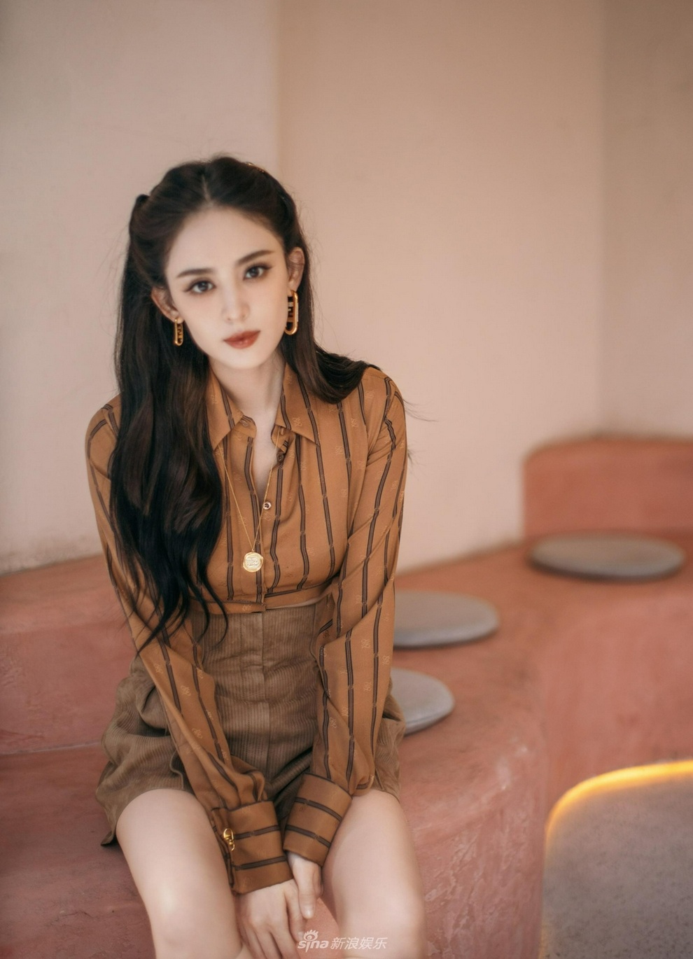 Cổ Lực Na Trát khoe vòng eo con kiến trong bộ ảnh mới - 3 Cổ Lực Na Trát khoe vòng eo con kiến trong bộ ảnh mới - 3