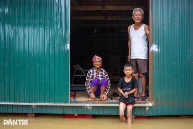 "Biết sắp được hỗ trợ nhà phao chống lũ, ai cũng phấn khởi, hạnh phúc lắm!"