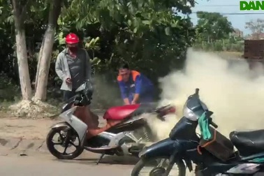 Xe máy bốc cháy gần cây xăng