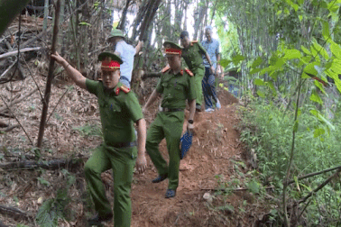 Cận cảnh bãi khai thác vàng trái phép có đường hầm đào sâu 30m