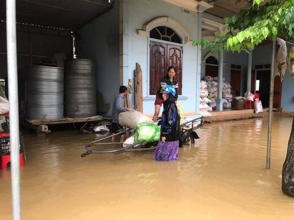 Ám ảnh những ngôi nhà nước lũ dâng tận nóc ở Nghệ An - 16 Ám ảnh những ngôi nhà nước lũ dâng tận nóc ở Nghệ An - 16
