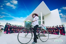 Bức ảnh kỷ yếu gây tranh cãi cộng đồng mạng