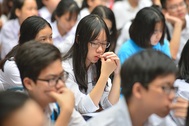 Thí sinh căng thẳng trước giờ thi tuyển sinh lớp 10 công lập