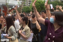 Hàng trăm phụ huynh "vây" trường: Sắp khai giảng, con chưa biết học đâu