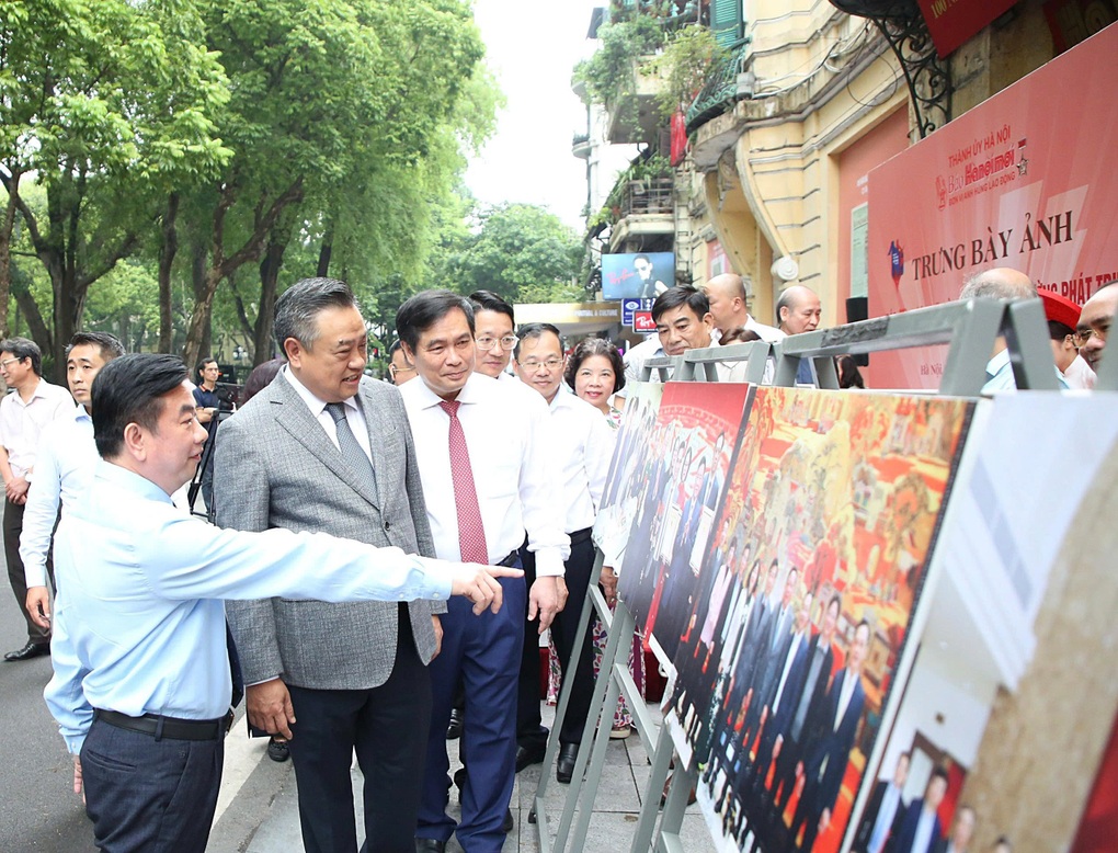 Cầu Long Biên, pháo hoa đêm Hồ Gươm được trưng bày ở triển lãm - 1 Cầu Long Biên, pháo hoa đêm Hồ Gươm được trưng bày ở triển lãm - 1