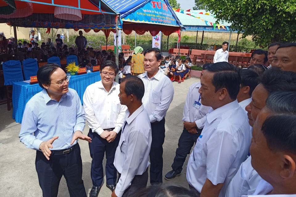 Bộ trưởng GDĐT trao quà Điều ước cho em tới học sinh Bạc Liêu - 2 Bộ trưởng GDĐT trao quà Điều ước cho em tới học sinh Bạc Liêu - 2